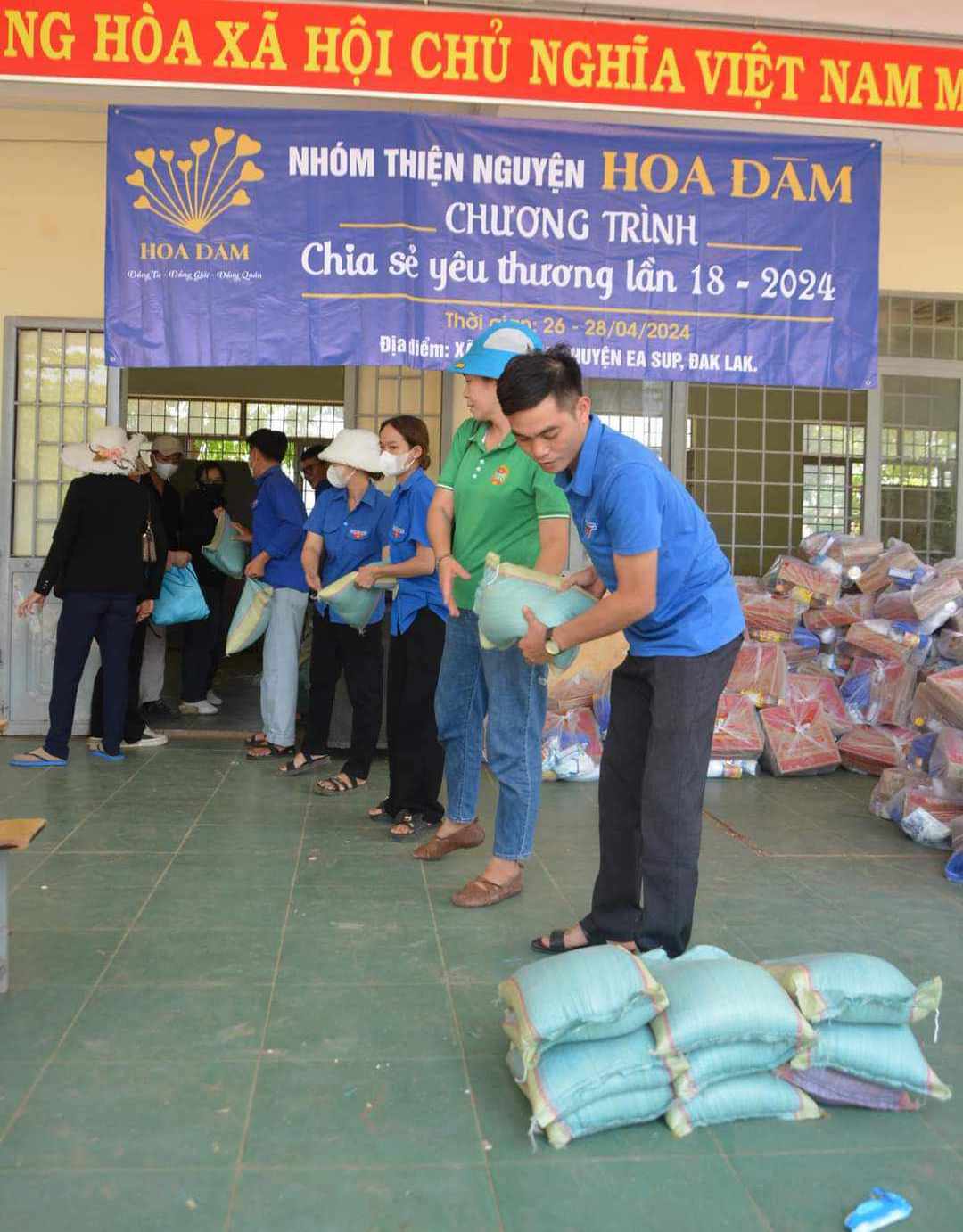 Trên 1.700 suất quà trao cho hội viên nông dân, hội viên người cao tuổi và học sinh nghèo khó khăn